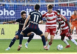 Pablo Sáenz conduce un balón en Ipurua.