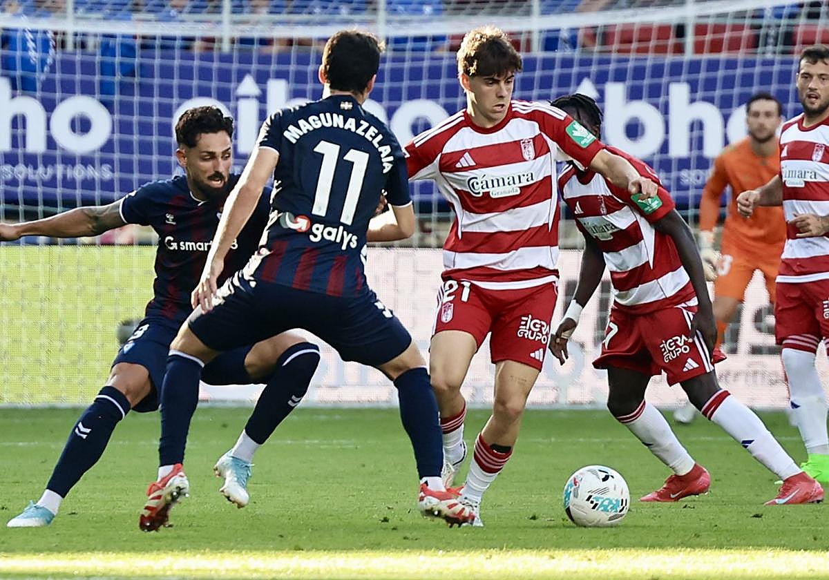 Pablo Sáenz conduce un balón en Ipurua.