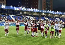 Los futbolistas del Granada agradecen el apoyo de la afición desplazada al marcharse derrotados de Ipurua.