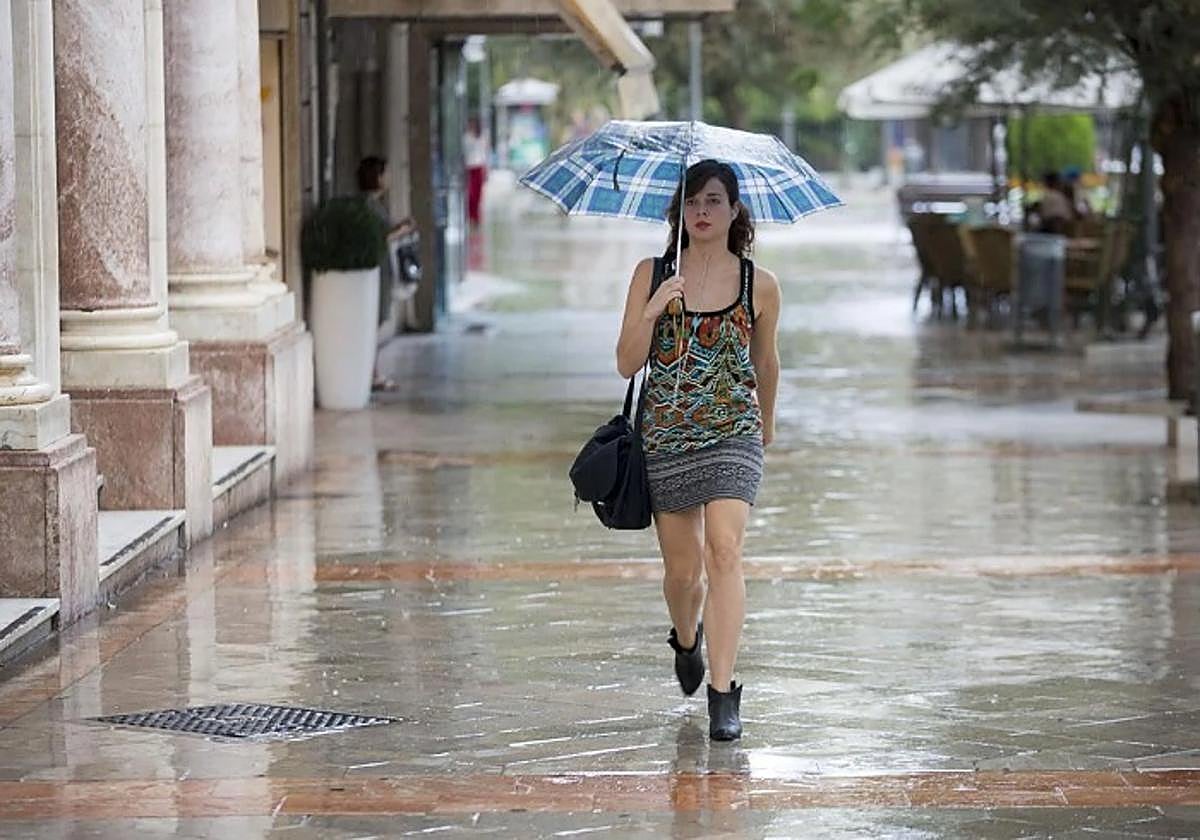 La AEMET prevé lluvias en Granada desde la tarde del domingo con la llegada de la Dana.