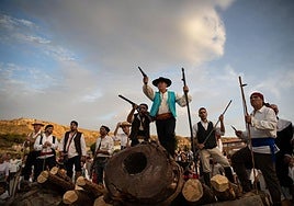 Rifle en mano en uno de los instantes de la recreación.