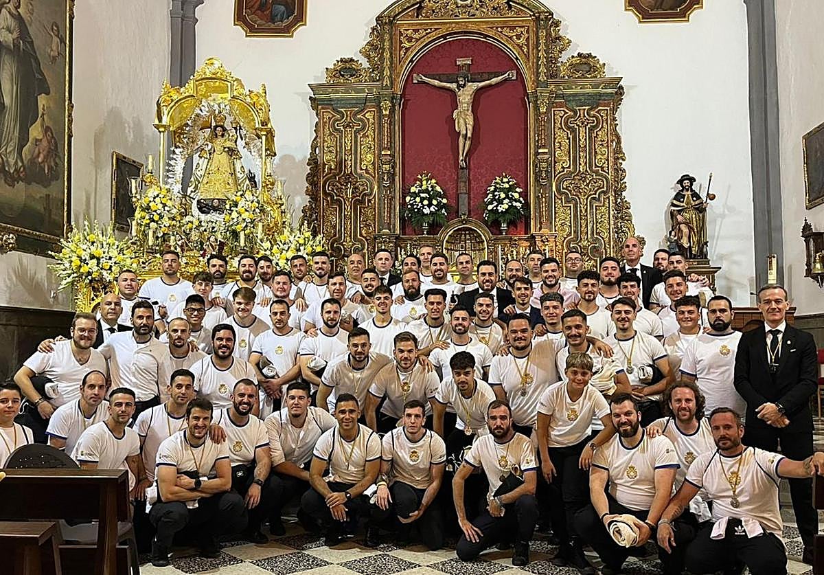 La cuadrilla de costaleros celebra este año su 38 aniversario desde su fundación en 1987a