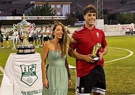 Manu Maza recoge el galardón de MVP del Trofeo Ciudad del Mantecado con el Juvenil A.