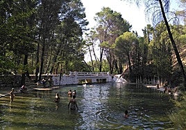 Gente bañándose en la piscina natural de Siles.