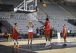 Los jugadores del Covirán entrenan a la espera de la estrella Matt Thomas.