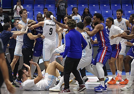 Gonzalo Bressan, expívot del Covirán y CB La Zubia, en el suelo durante la trifulca entre Argentina y la República Dominicana.