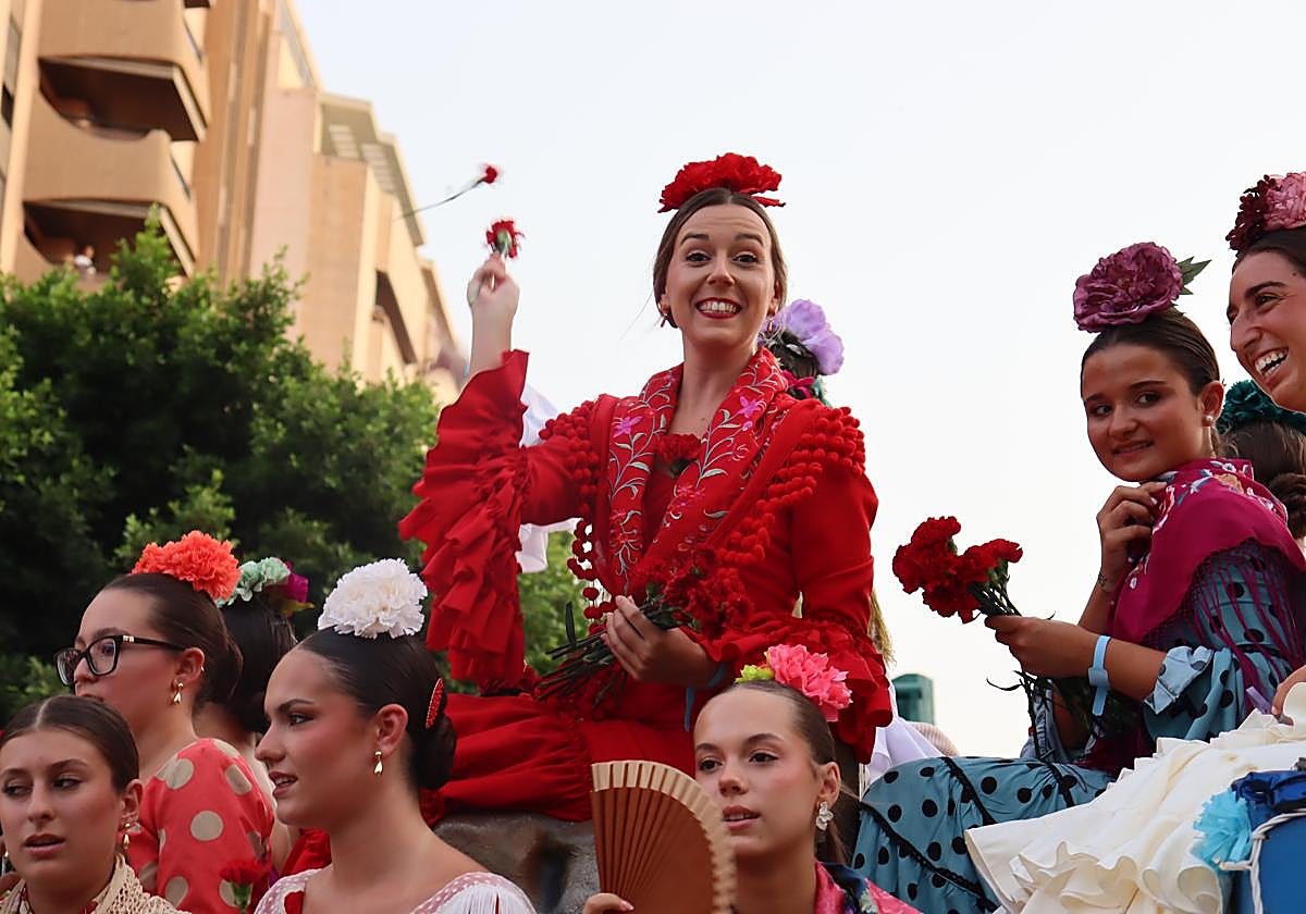 Almería libra su 'batalla' más colorida con 30.000 claveles
