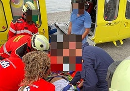 Evacuación del herido en helicóptero desde la playa