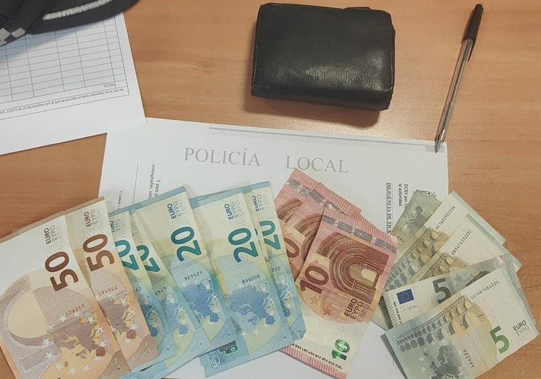 Encuentran carteras con dinero en Íllora y Guadix y las entregan a la Policía Local: «Una tenía 1.300 euros»