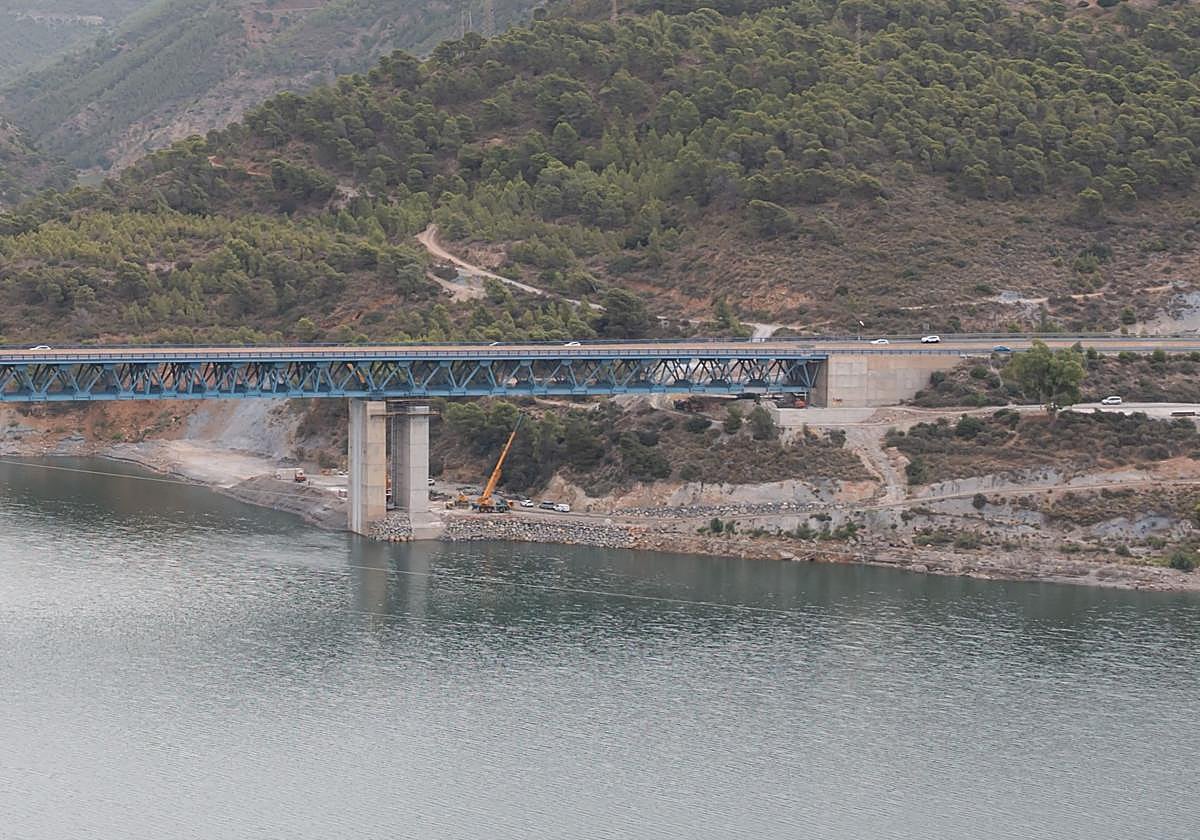 Las obras que se desarrolla en el viaducto de Rules en una imagen tomada ayer.