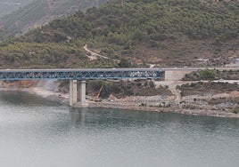 Las obras que se desarrolla en el viaducto de Rules en una imagen tomada ayer.