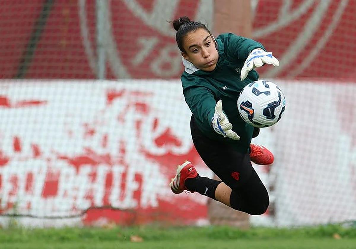 La granadina Sandra Estévez vuela para detener un chut en un entrenamiento en Italia.