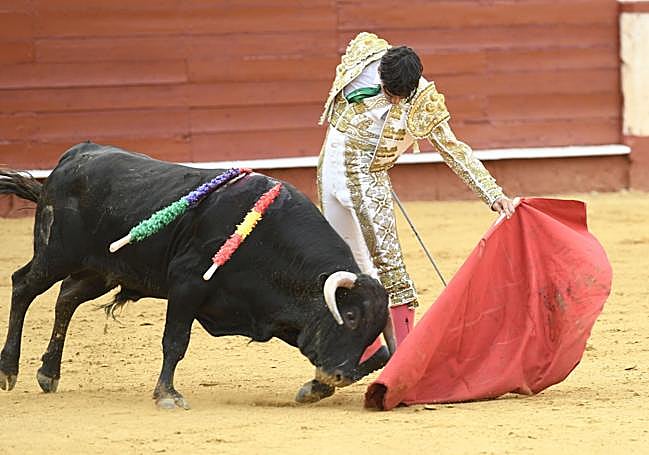 Dennis Martín, al natural, arriba. Héctor Morales, en un derecho, abajo.
