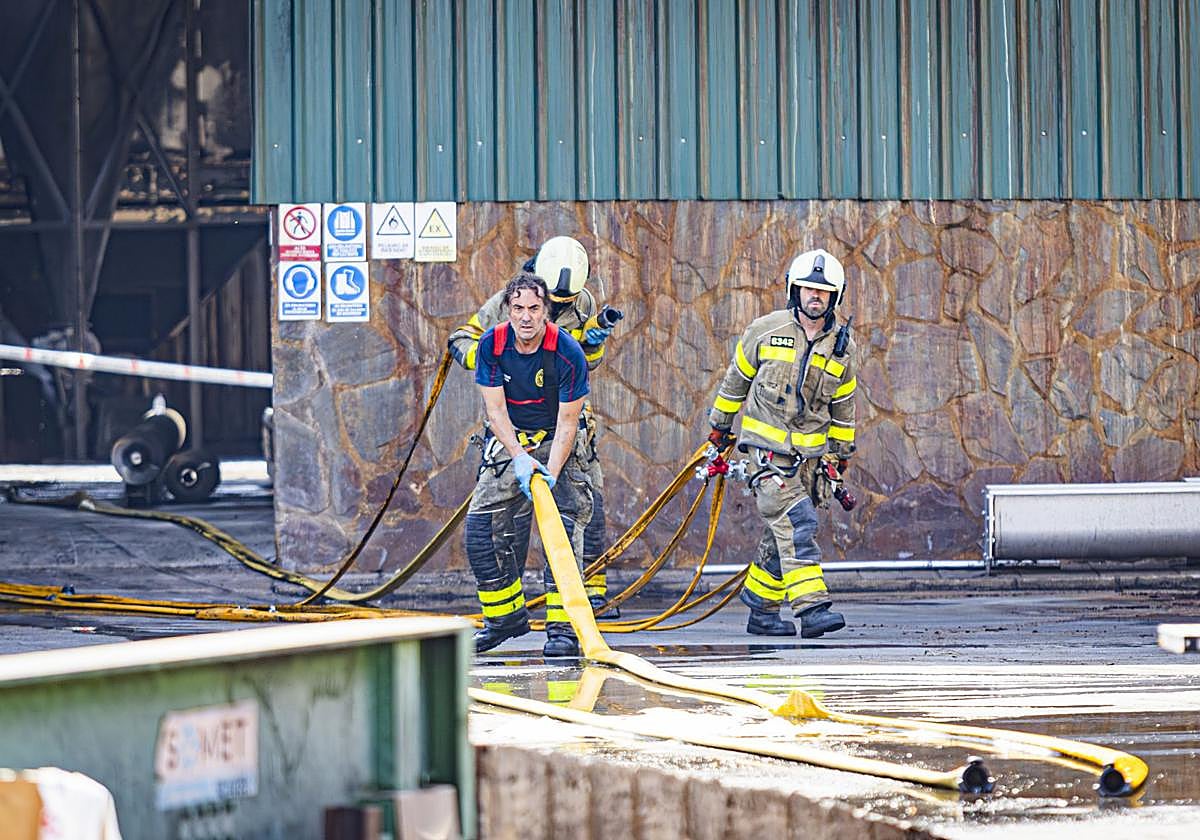 Bomberos en la fábrica incendiada de Pinos Puente, donde la investigación en materia de prevención de riesgos laborales aún está abierta y no se ha concluido si hay responsabilidad.