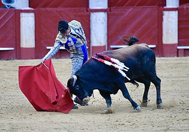 Antonio Ortega, en un derechazo, arriba; Pablo Sánchez, con una manoletina.