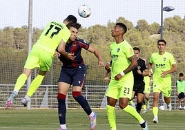 Carlos Espí, delantero del Levante que suena para varios equipos, se llama un golpe en un partido de pretemporada.