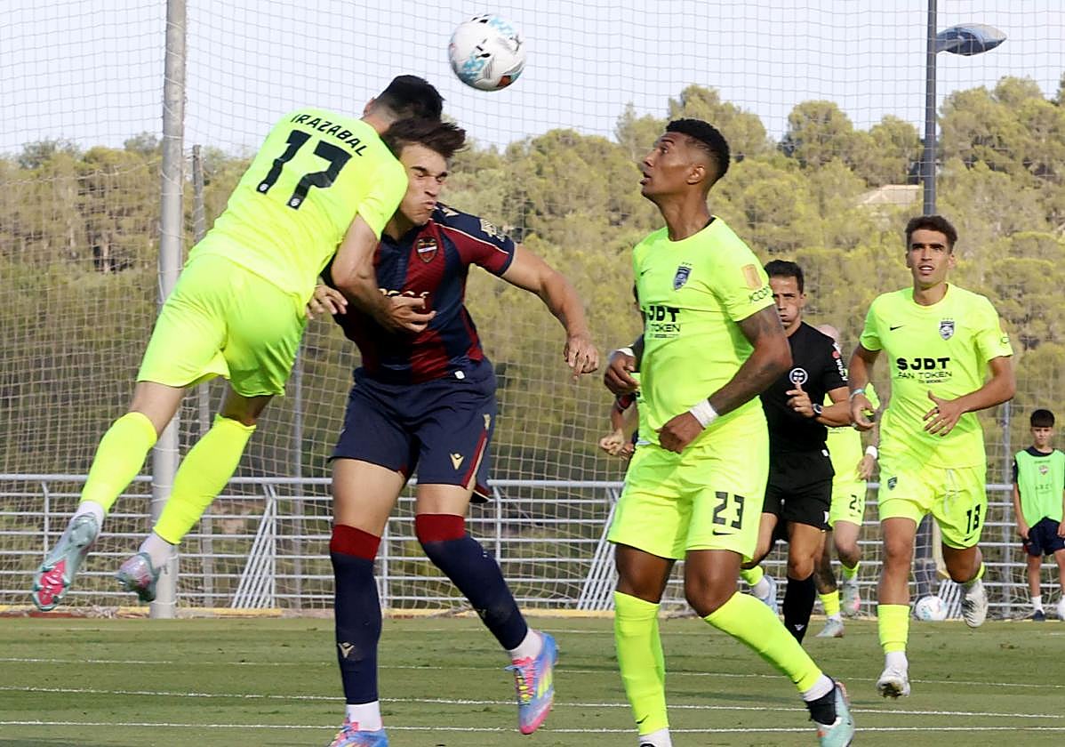 Carlos Espí, delantero del Levante que suena para varios equipos, se llama un golpe en un partido de pretemporada.