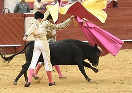 Dennis Martín y Héctor Morales se lucen con el capote.