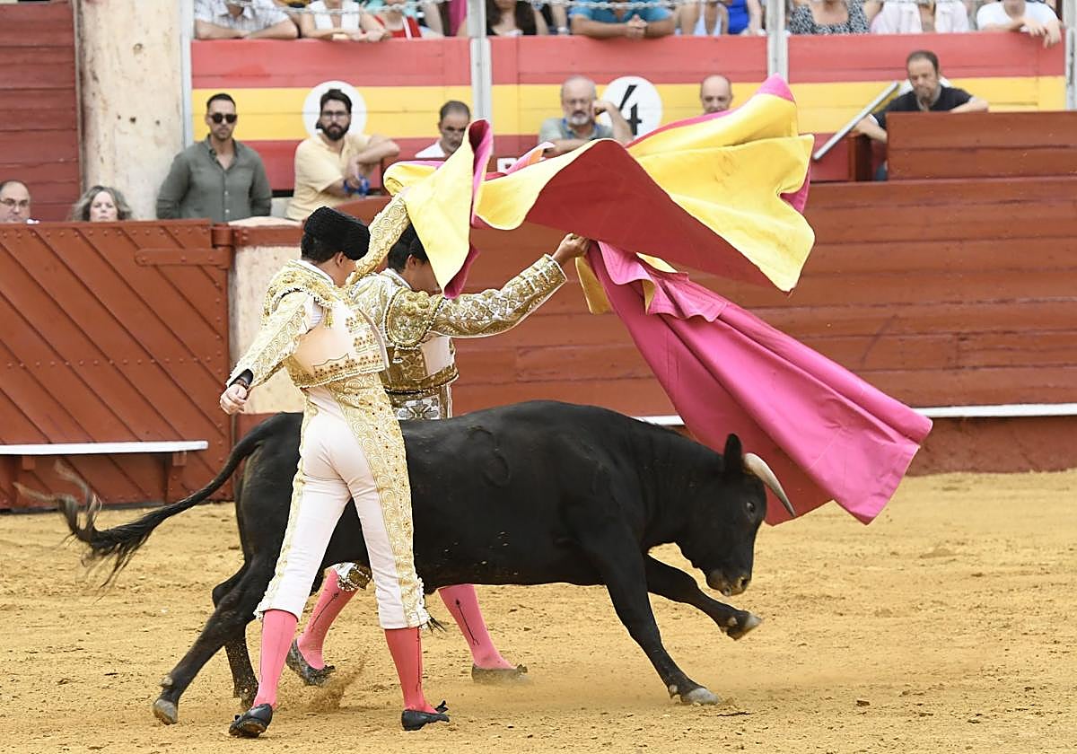 Dennis Martín y Héctor Morales se lucen con el capote.