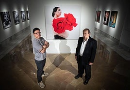 Jesús y su padre Antonio ante una de las fotos de la exposición donde se ve a Fuensanta La Moneta preñada.