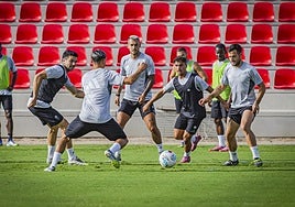 Un instante de uno de los partidillos en el entrenamiento del Granada este miércoles.