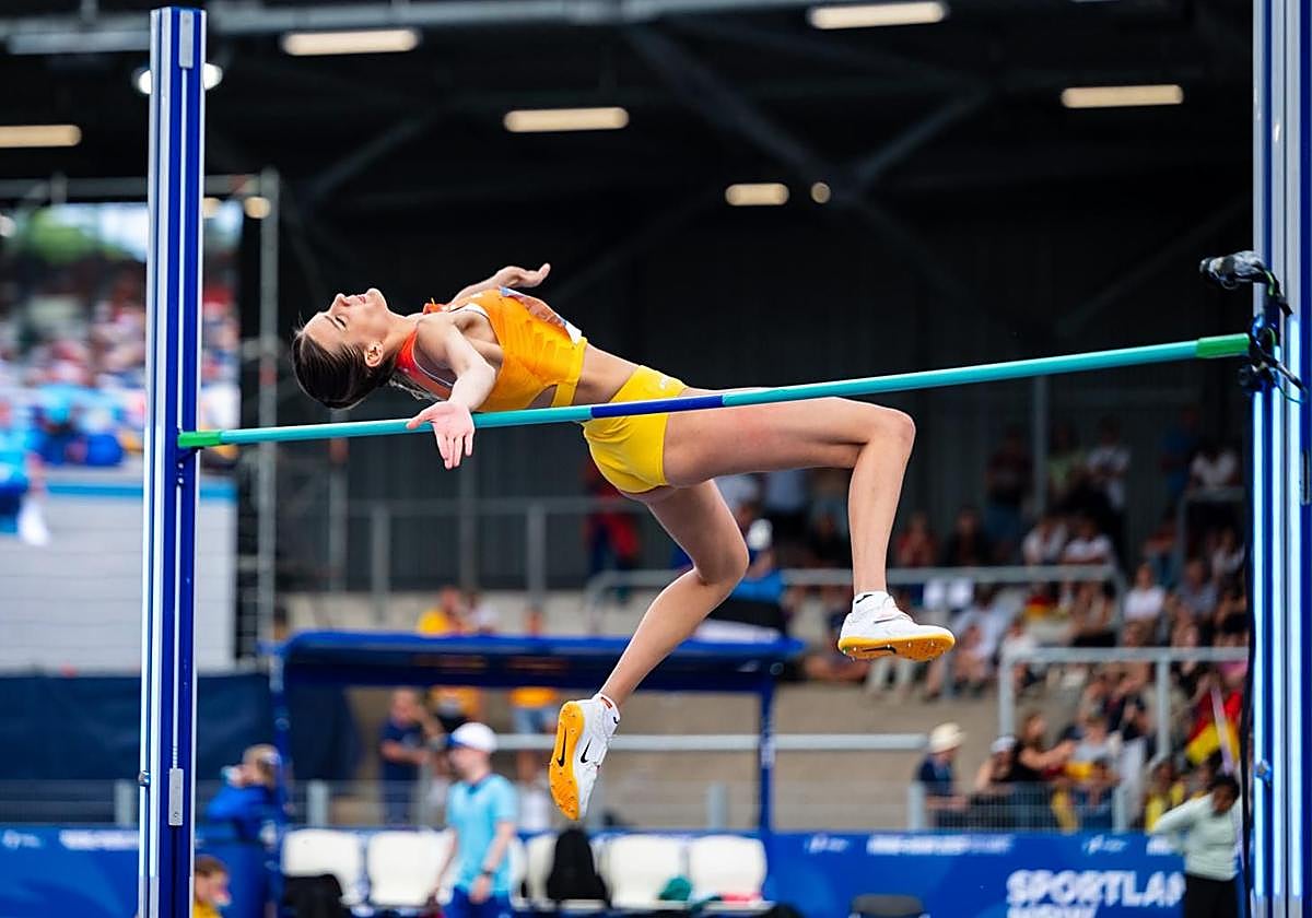 Una Stancev salta una altura durante el Mundial universitario que ganó.