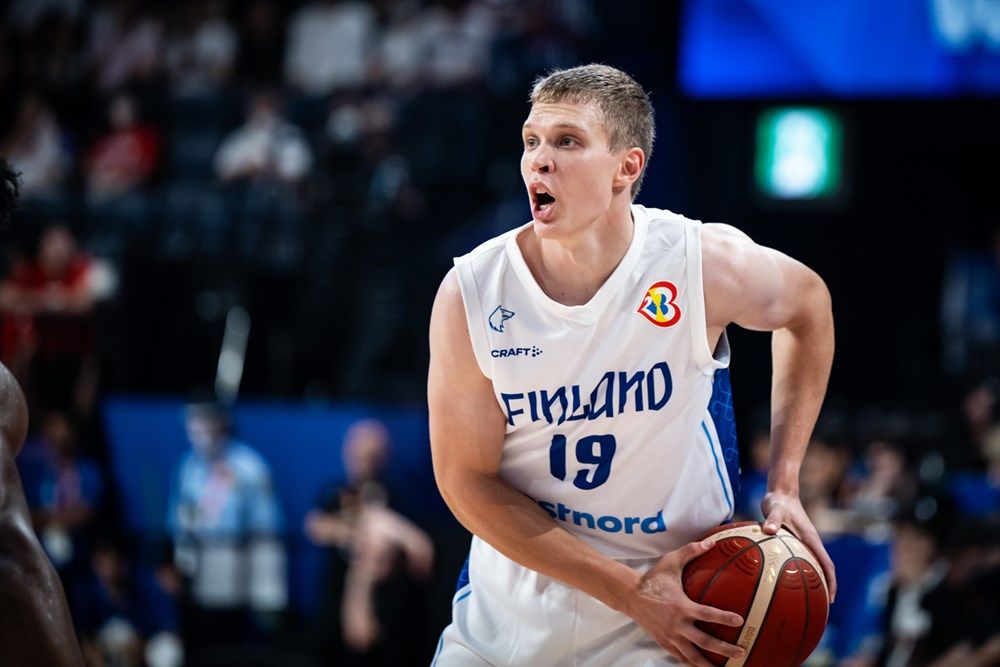 Elias Valtonen, en acción con la selección de Finlandia.