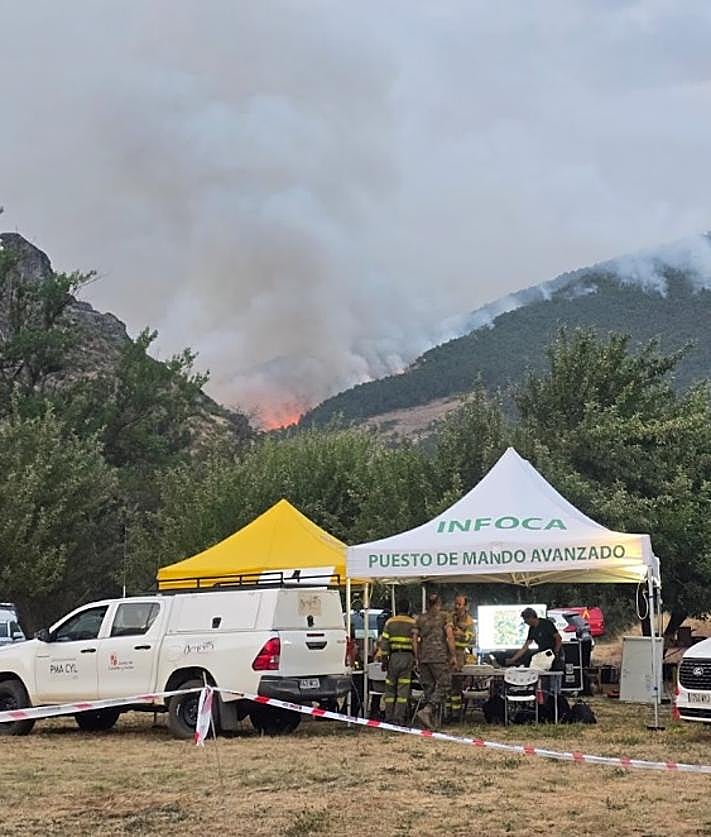 Imagen secundaria 2 - Cinco días con bomberos granadinos bajo el infierno de León