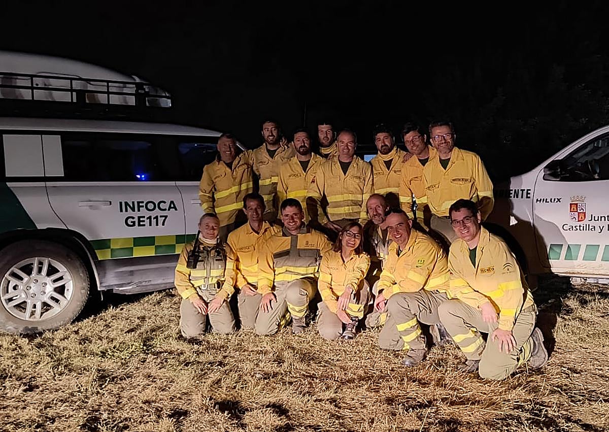Imagen secundaria 1 - Cinco días con bomberos granadinos bajo el infierno de León