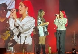 India Martínez junto a la pinera Estela Trujillo.