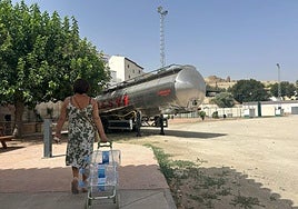 Campo de fútbol, donde está el camión con agua