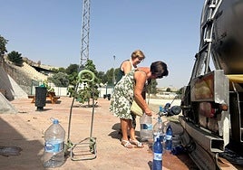 Vecinas de Alicún de Ortega llenan sus garrafas de agua para cocinar