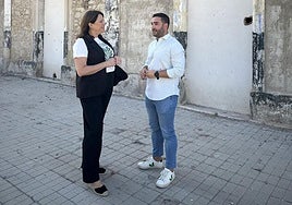 Los concejales, frente al edificio.