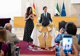 Juan Ortega muestra el Capote como triunfador de 2024, entregado por María del Mar Vázquez.