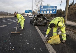 Trabajadores de carreteras limpian el asfalto tras un accidente en la A-44.