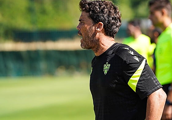 Rubi dando instrucciones durante un partido del Almería
