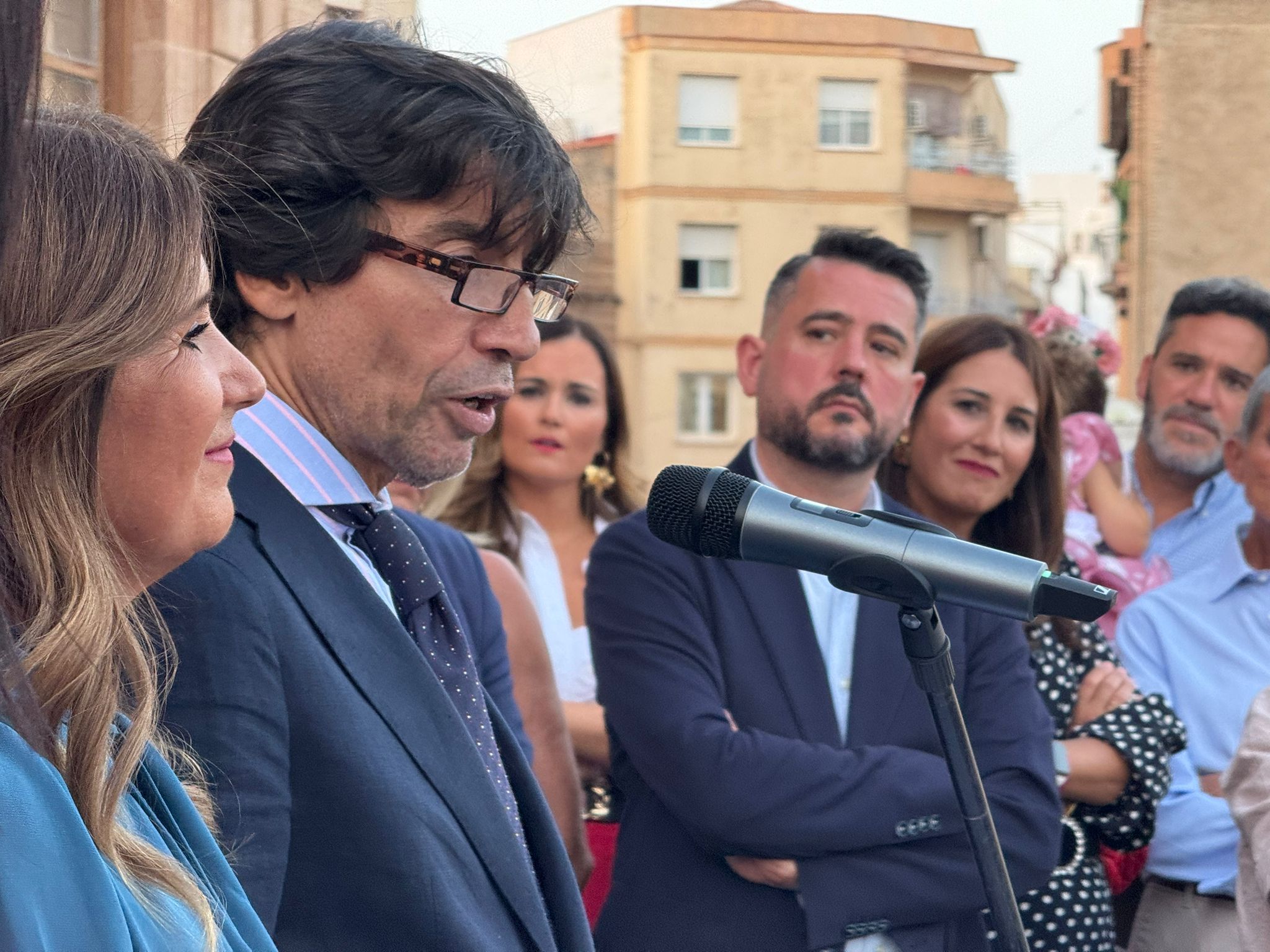 Curro Díaz durante el pregón junto a la alcaldesa Auxi del Olmo.