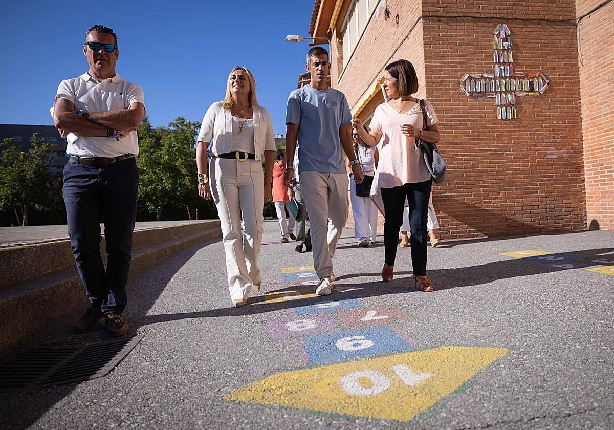 La alcaldesa de la ciudad ha visitado hoy el colegio Gallego Burín.