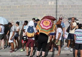 Imagen de archivo de un casting, con personas esperando su turno.