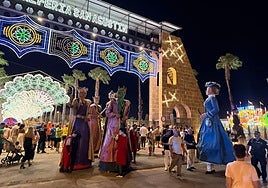 Cabezudos en el pórtico de la feria.