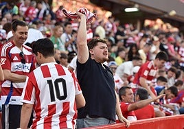 Aficionados del Granada durante un partido anterior en Los Cármenes.