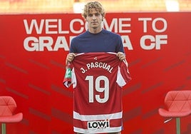 Jorge Pascual sostiene su nueva camiseta.