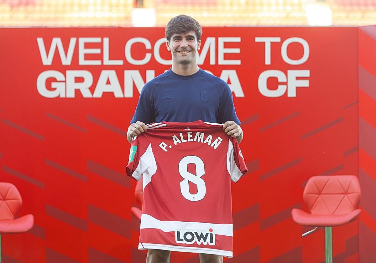 Pedro Alemañ sonríe durante su presentación con el Granada.