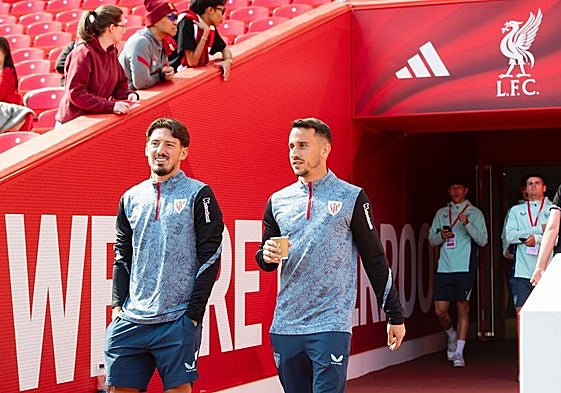 Unai Vencedor camina junto a Berenguer durante la visita del Athletic al Liverpool este verano.