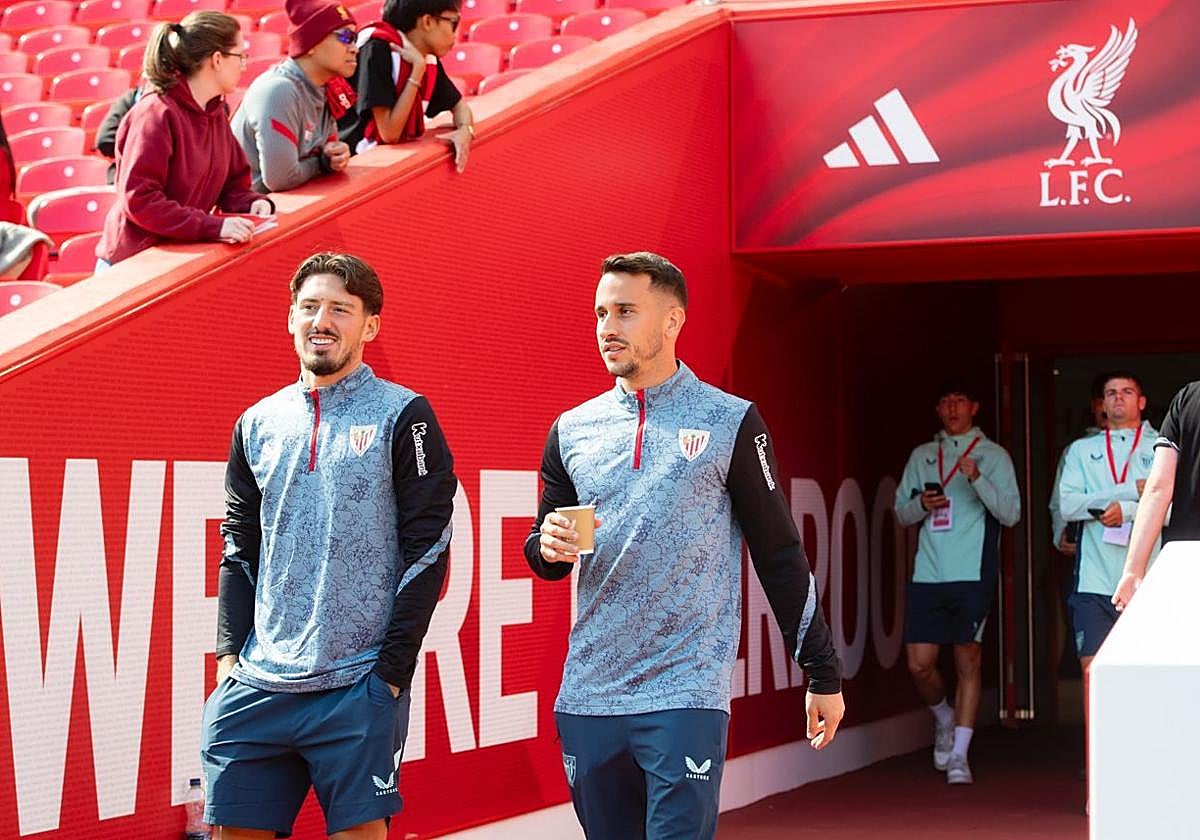 Unai Vencedor camina junto a Berenguer durante la visita del Athletic al Liverpool este verano.
