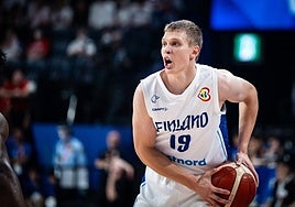 Elias Valtonen, en acción con la selección de Finlandia.