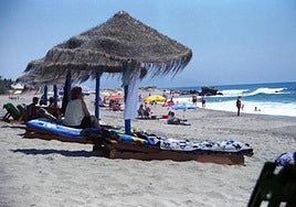 Una playa de Mojácar con una zona de sombrillas y tumbonas.