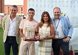 Luis Vera a la izquierda, entregando la Cabria de Plata junto Auxi del Olmo a Hugo Díaz.