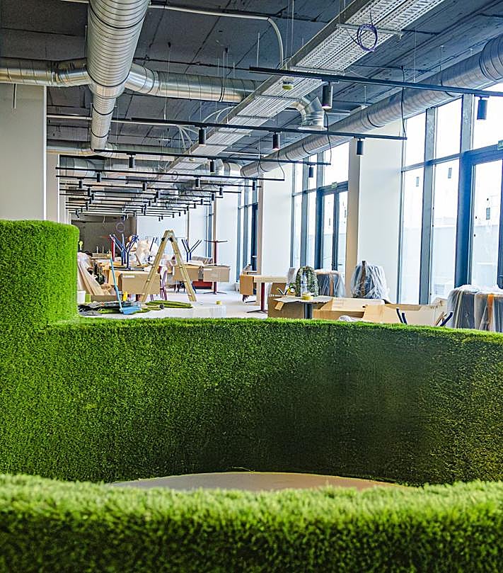 Imagen secundaria 2 - Juan Bascón y Enrique Molina en una de las habitaciones de Codomo y abajo la terraza con piscina y otra zona común, donde se están ultimando los detalles.