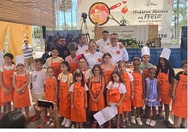 La chef Marifé Montoya junto a la veintena de pequeños participantes.